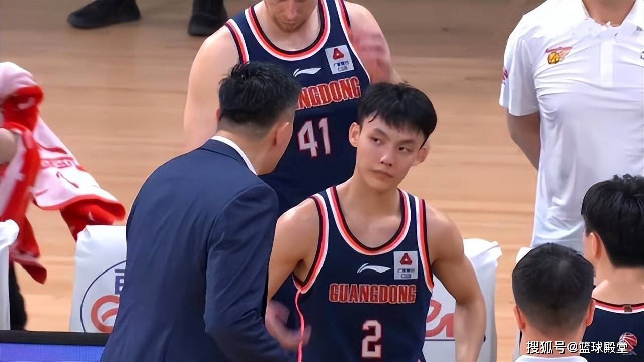 “董文洁手写寄语道：”《世间有她》是女性电影人一次不寻常的集结，也是电影她力量捍卫电影尊严的一场保卫战
